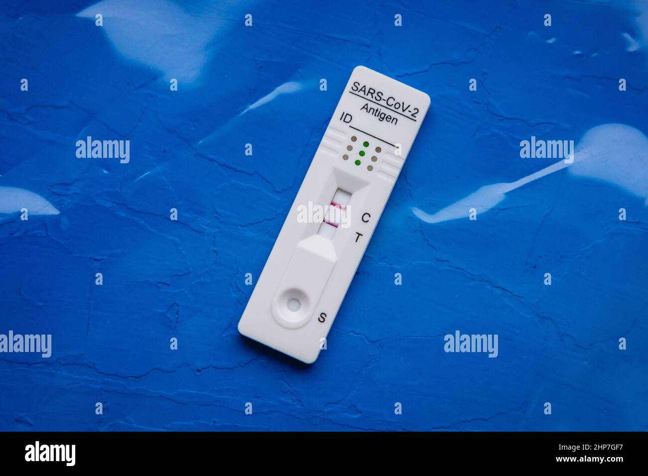 Positives Testergebnis für Coronavirus, Test mit SARS-CoV-2 Schnellantigen-Test Stockfoto