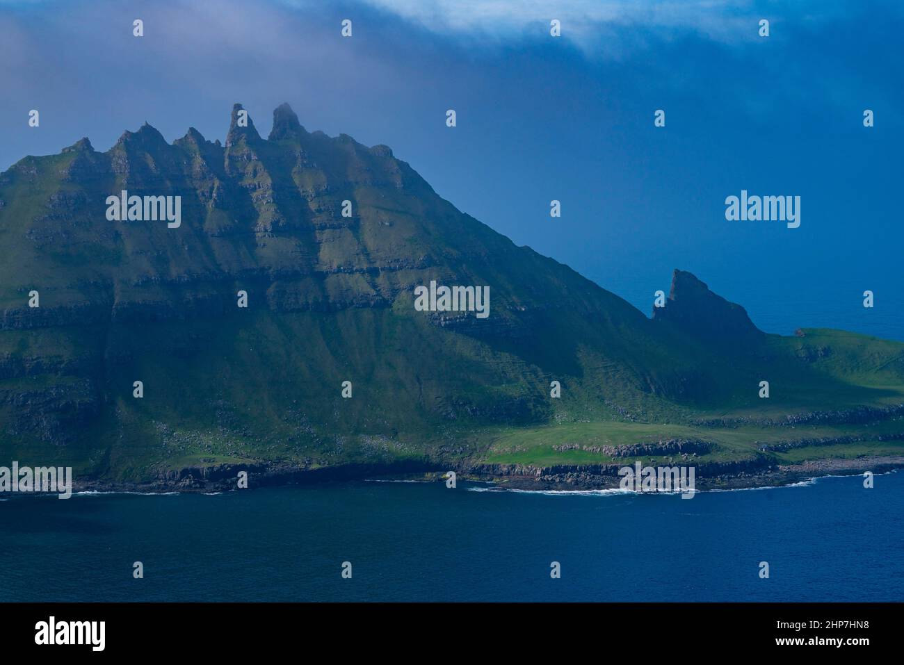 Ansicht der Tindholmur Insel von Vagar Insel, Färöer Inseln, Dänemark. Stockfoto