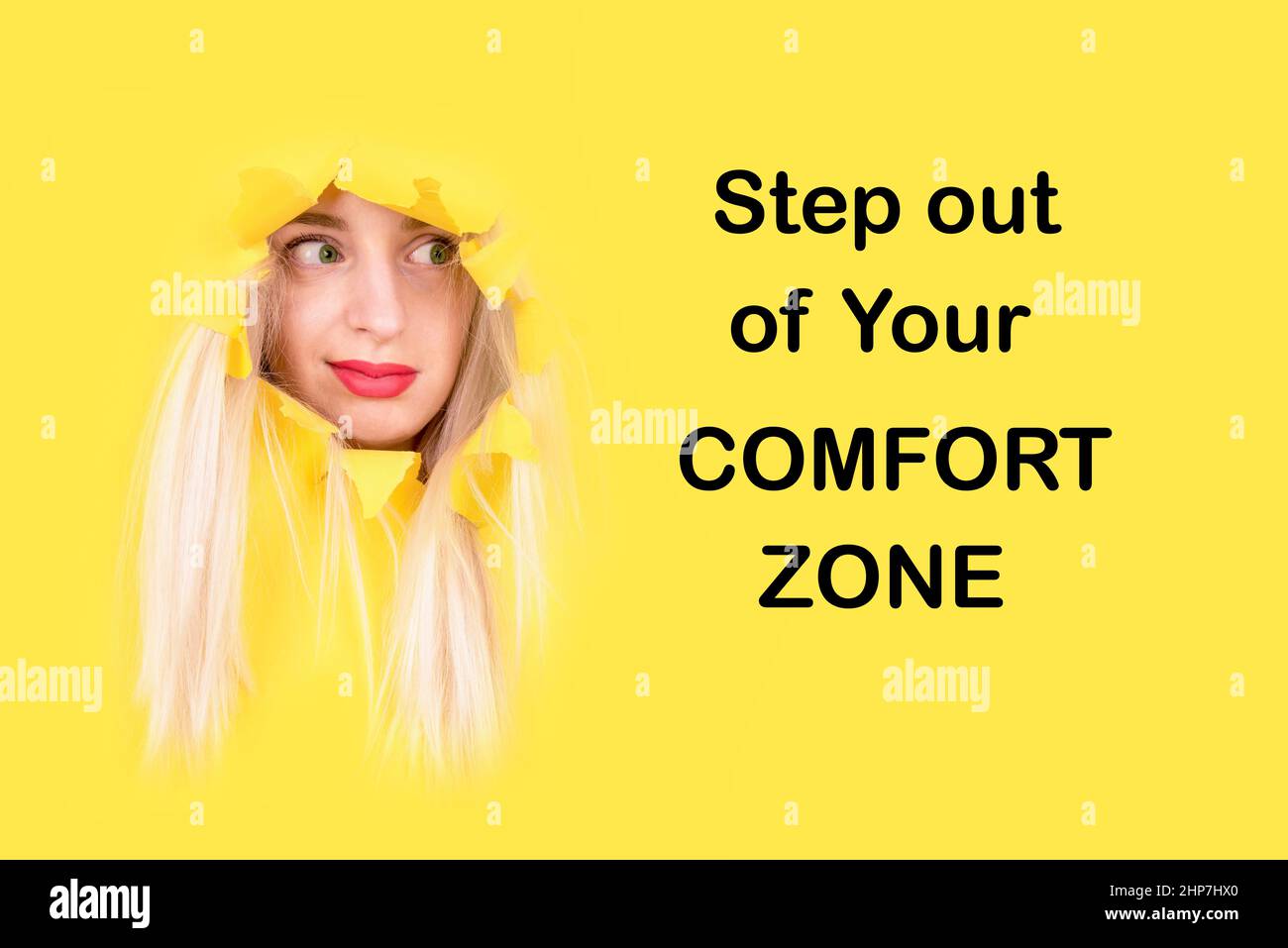 Verlassen Sie Ihre Komfortzone. Lustiges Mädchen mit Ausdruck gucken aus gelben Plakat. Hallenge Motivation Aufruf zum Handeln Stockfoto