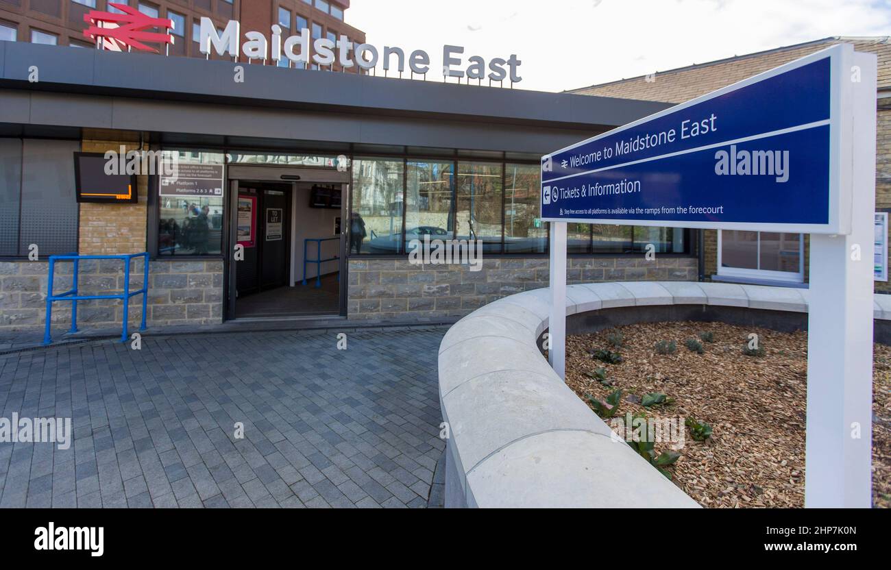 Der Bahnhof Maidstone East ist eine von drei Bahnhöfen im Zentrum von Maidstone, Kent, England, aber derzeit die einzige mit regelmäßigen Direktanreisen nach London. Der Bahnhof befindet sich auf der Maidstone-Linie, 39 Meilen (64,3 km) von London Victoria entfernt und wird von Zügen bedient, die von Southeastern betrieben werden. Stockfoto