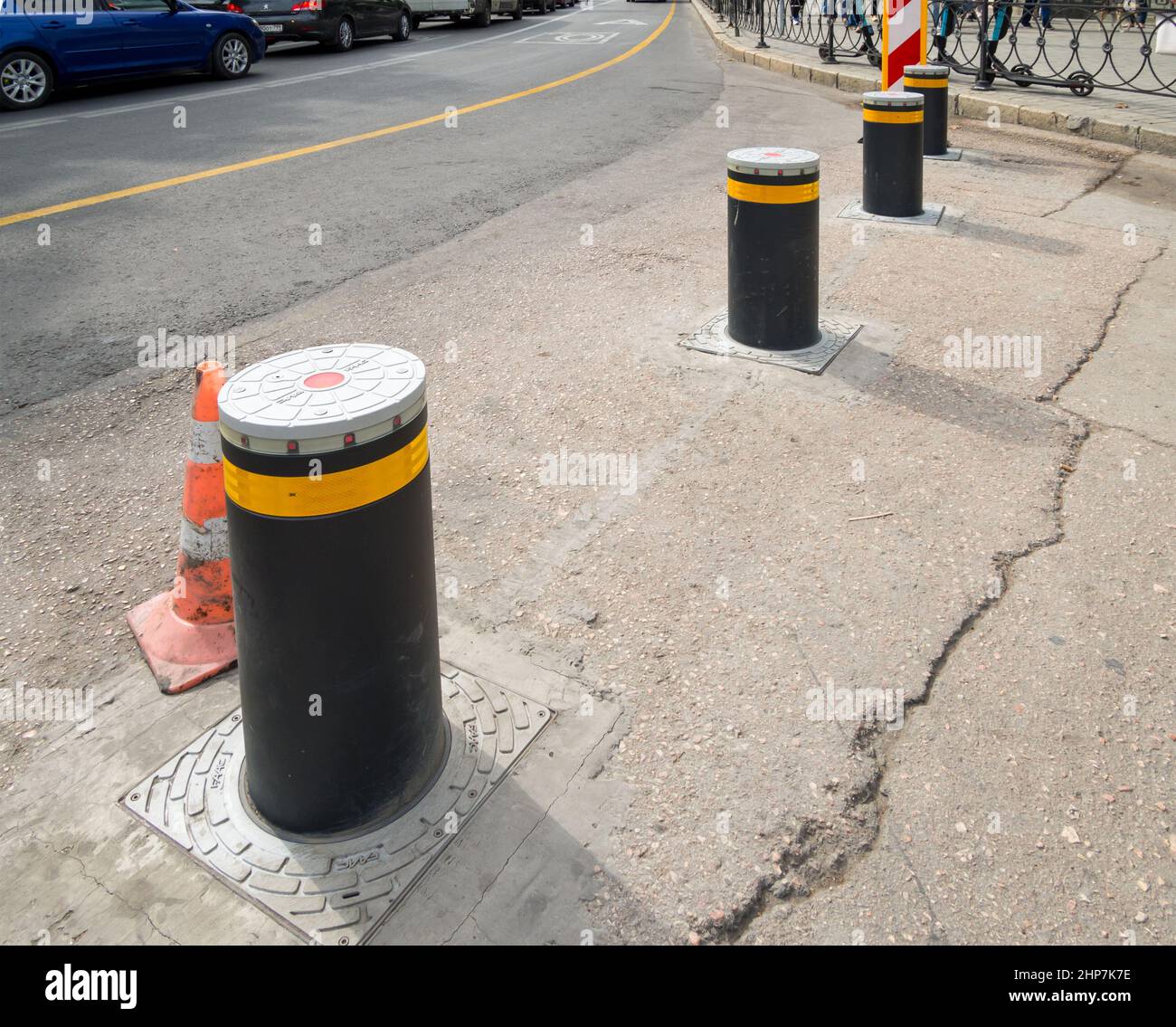 Sewastopol, Krim - 19. September 2020: Straßenpfosten in Form von ausfahrenden Metallpfosten Stockfoto