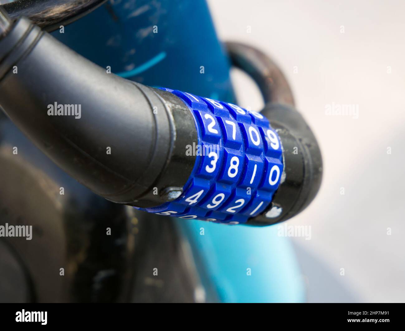 Fahrradkombinationsschloss mit Kabel Stockfoto