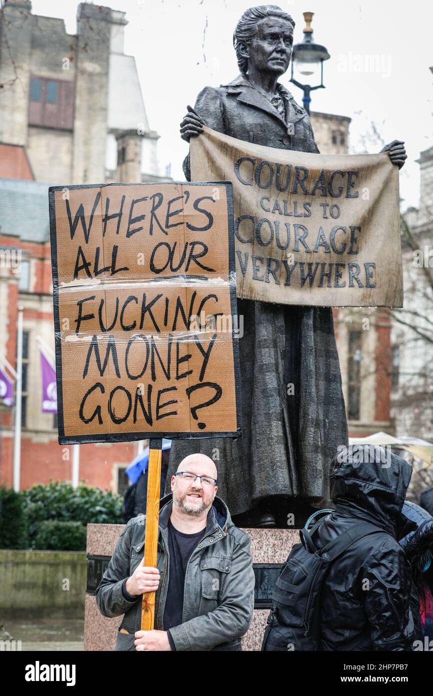 London, Großbritannien. 19th. Februar 2022. Aktivisten versammeln sich auf dem Parliament Square beim Protest „United Against Boris“ gegen die Aktionen des britischen Premierministers Boris Johnson und seiner Regierung, nach den jüngsten Skandalen, einschließlich der Sperrparteien. Trotz des starken Regens hat sich eine Gruppe von Demonstranten nach einem spontanen marsch in die Downing Street auf dem Parliament Square versammelt. Organisiert wird der Protest vom Kollektiv Take Back Democracy. Kredit: Imageplotter/Alamy Live Nachrichten Stockfoto