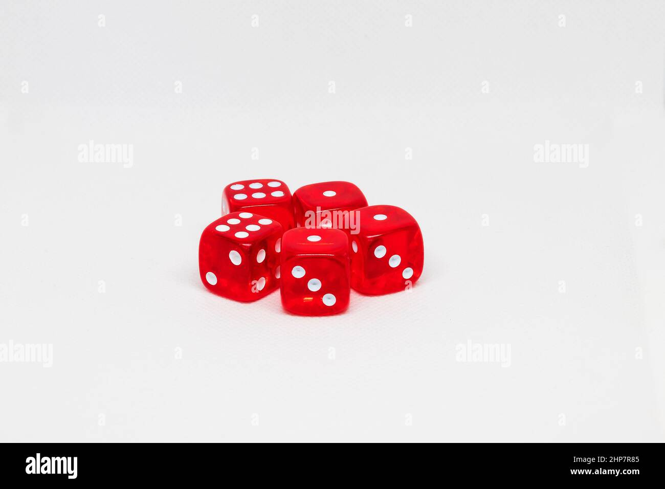 Rote Würfel für Casino auf weißem Hintergrund Stockfoto