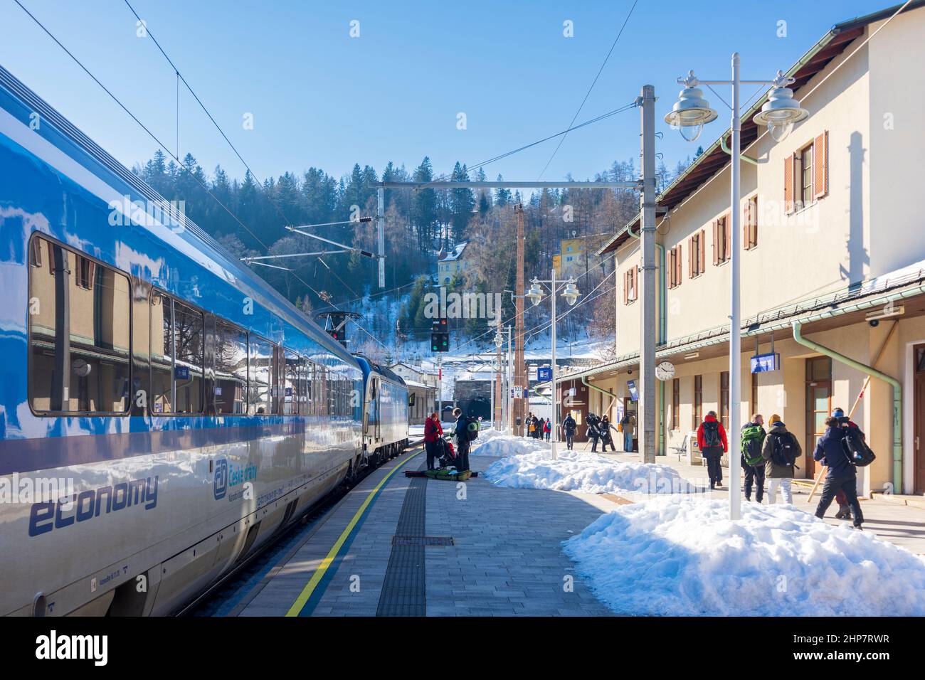 Semmel: Bahnhof Semmel, Eisenbahnzug in Wiener Alpen, Alpen, Niederösterreich, Niederösterreich, Österreich Stockfoto