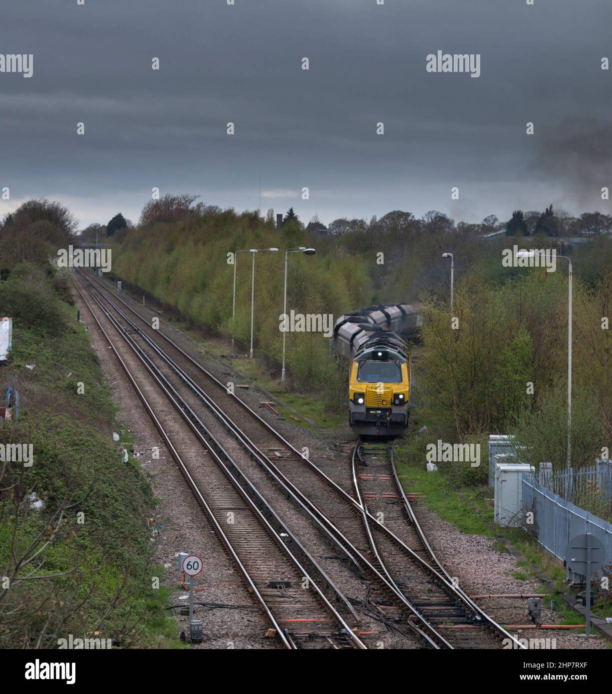 Freightliner Baureihe 70 Diesellokomotive 70006 am Ellesmere Port von der Schiffskanal-Eisenbahnlinie Manchester zu den Docks mit einem MGR-Kohlezug Stockfoto