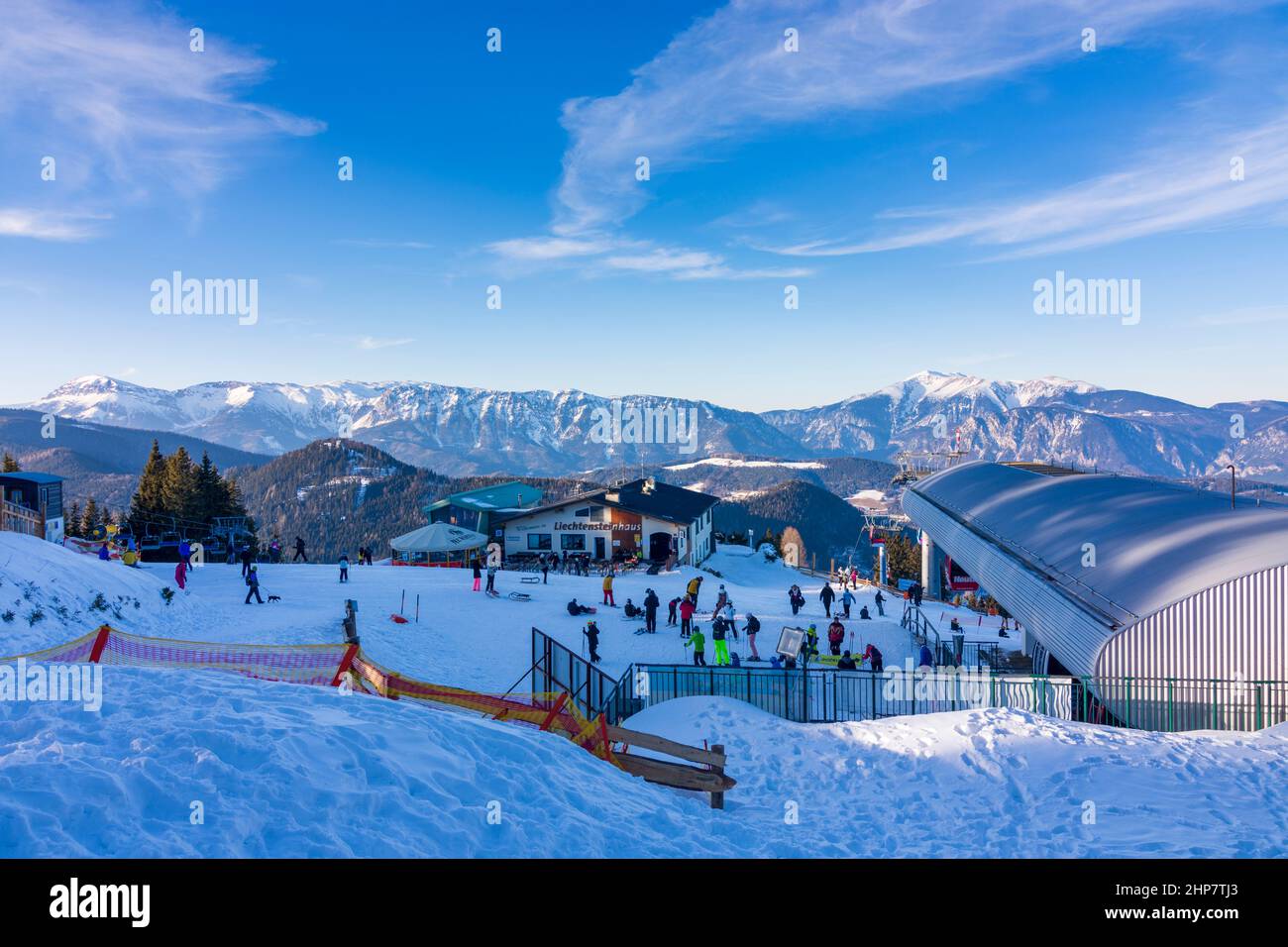 Semmering: Skigebiet Zauberberg Semmering - Hirschenkogel, Skifahren,  Skifahrer, Bergstation Skilift, Blick auf den Schneeberg, Restaurant  Stockfotografie - Alamy