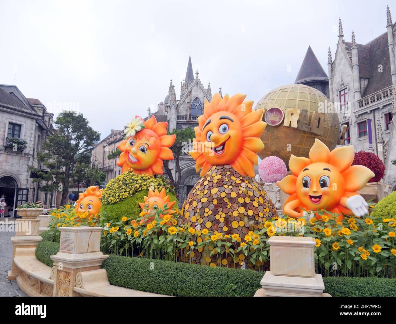 Da Nang, Vietnam - 12. April 2021: Sun world Welcome sign in the French Village in Ba Na Hills, a famous Theme Park in Central Vietnam Stockfoto