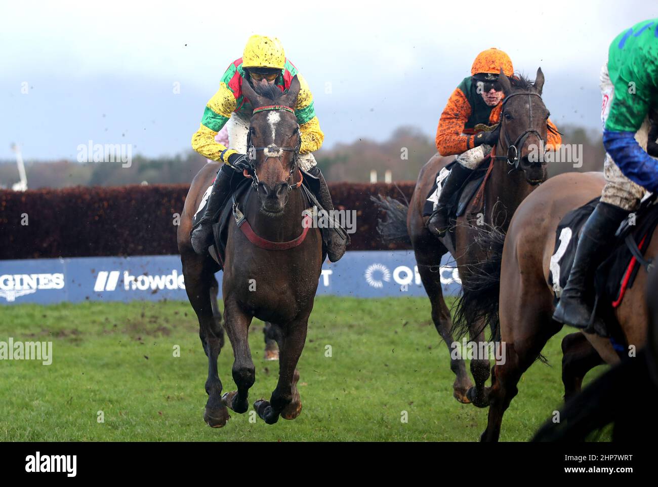 Fortescue (rechts) unter Hugh Nugent, bevor er während des Betfair Ascot Chase Raceday auf der Ascot Racecourse in Bekshire den Swinley Chase greatbritishstallionshowcase.co.uk gewann. Bilddatum: Samstag, 19. Februar 2022. Stockfoto