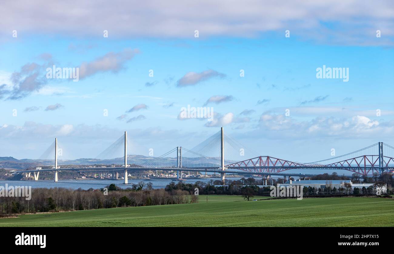 Blick auf die drei Firth of Forth Brücken (Queensferry Crossing, Forth Road & Rail Bridge) bei Sonnenschein, Schottland, Großbritannien Stockfoto
