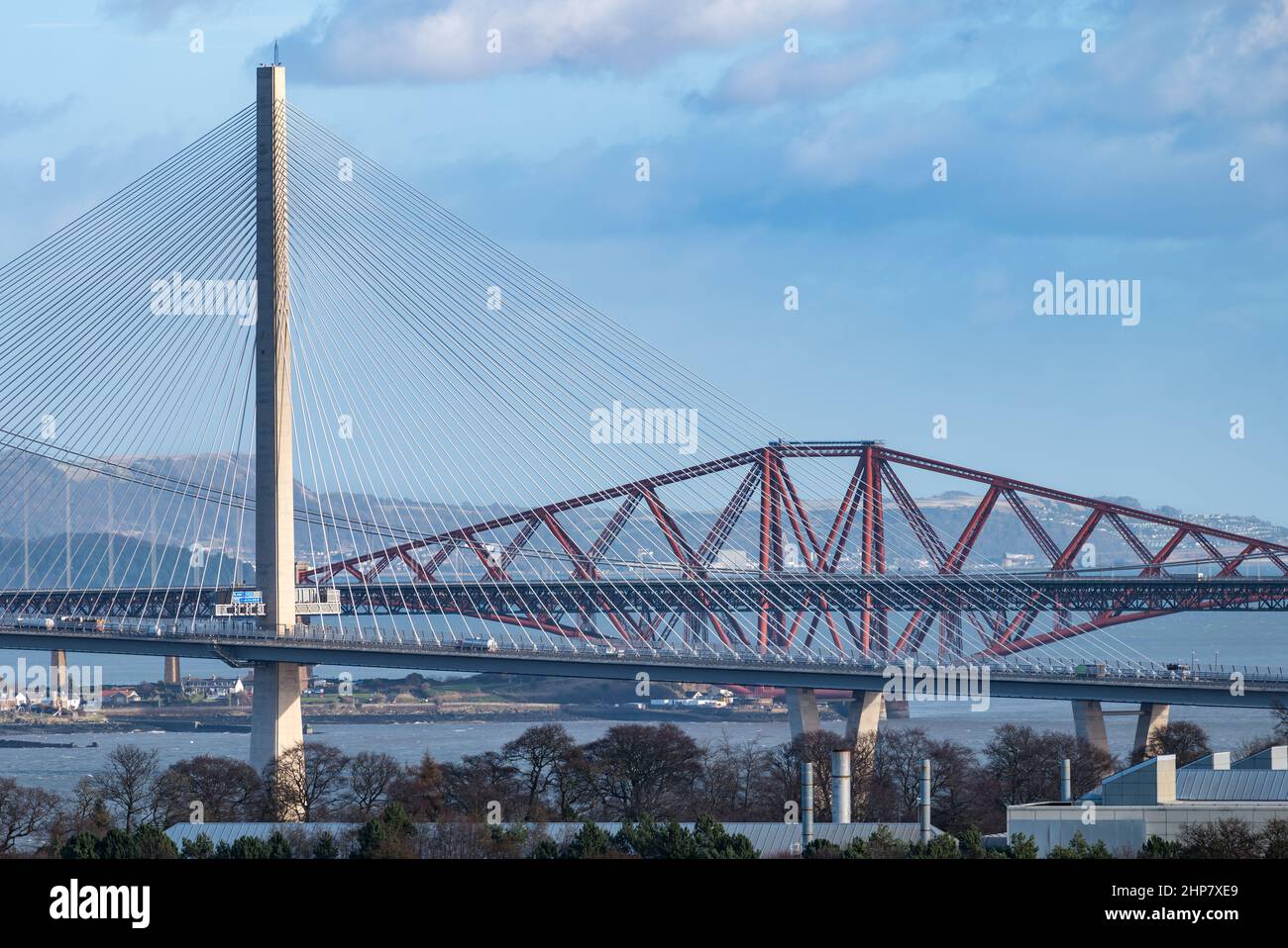 Blick auf Queensferry Crossing und Forth Rail Brücken über den Firth of Forth in Sunshine, Schottland, Großbritannien Stockfoto
