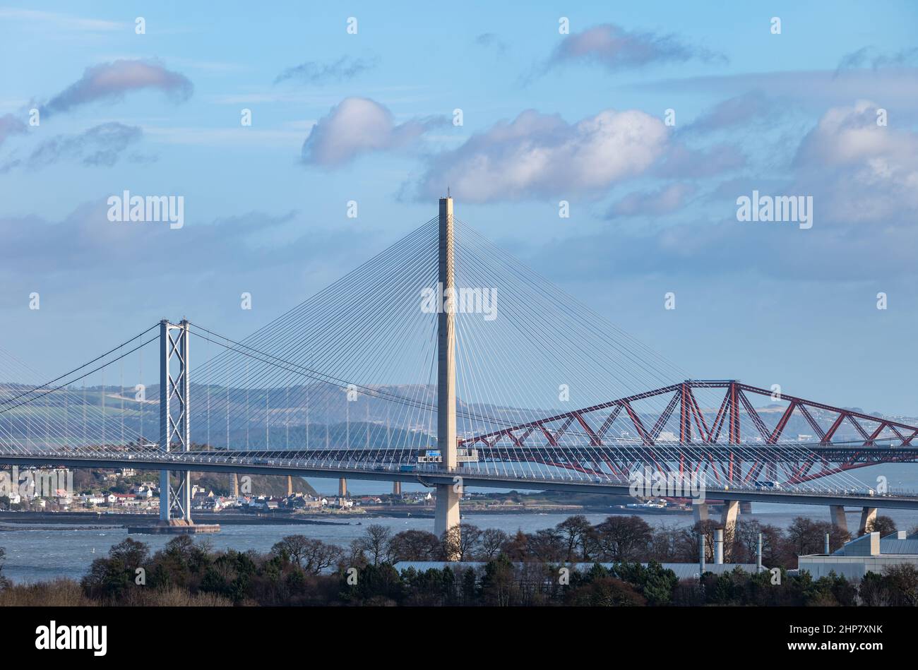 Blick auf die drei Firth of Forth Brücken (Queensferry Crossing, Forth Road & Rail Bridge) bei Sonnenschein, Schottland, Großbritannien Stockfoto