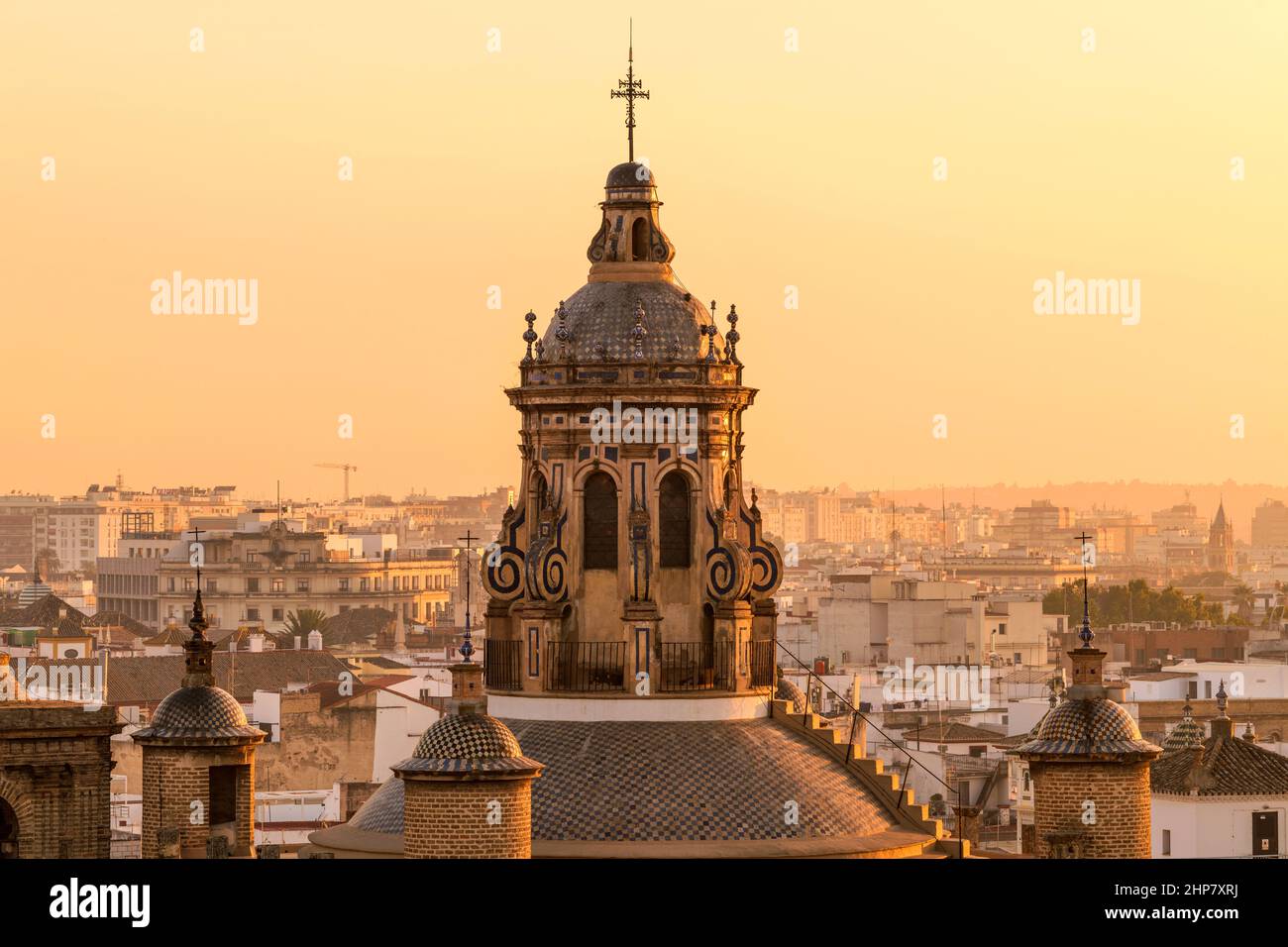 Sonnenuntergang in Sevilla - Nahaufnahme der Kuppel und des Glockenturms auf der Spitze der im Renaissancestil des 16th. Jahrhunderts erbauten Kirche der Verkündigung, Sevilla, Spanien. Stockfoto