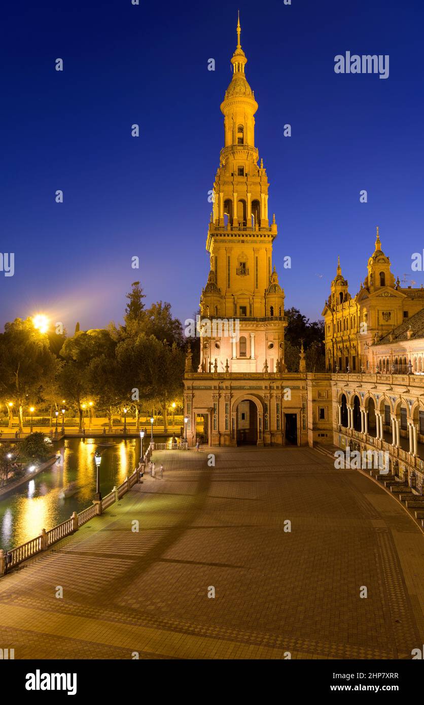 Nordturm - Blick in die Dämmerung auf den beleuchteten Nordturm des spanischen Platzes - Plaza de España, an einem klaren Herbstabend. Sevilla. Andalusien, Spanien. Stockfoto