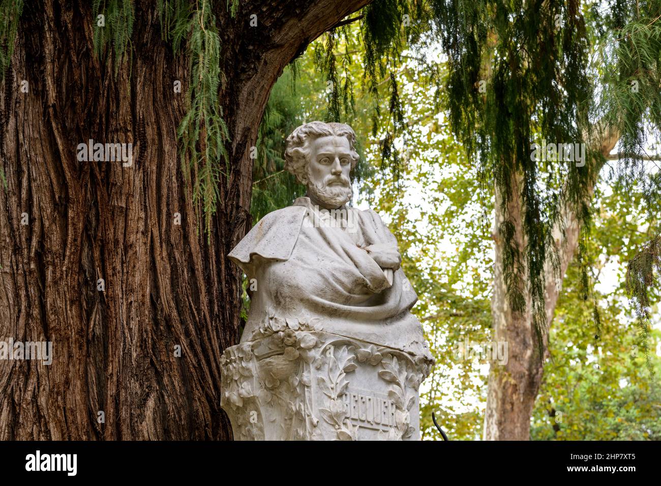 Adolfo Becquer - Nahaufnahme der Büste des spanischen Dichters Gustavo Adolfo Dominguez Becquer am Becquer Monument im Maria Luisa Park, Sevilla, Spanien. Stockfoto