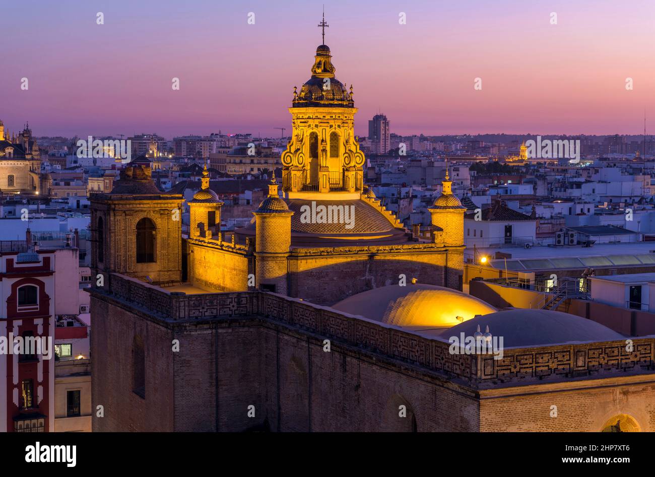 Golden Dome - Blick in die Abenddämmerung auf die beleuchtete Kuppel und den Glockenturm auf der Spitze der im Renaissancestil des 16th. Jahrhunderts erbauten Annunciation Church in Sevilla, Spanien. Stockfoto
