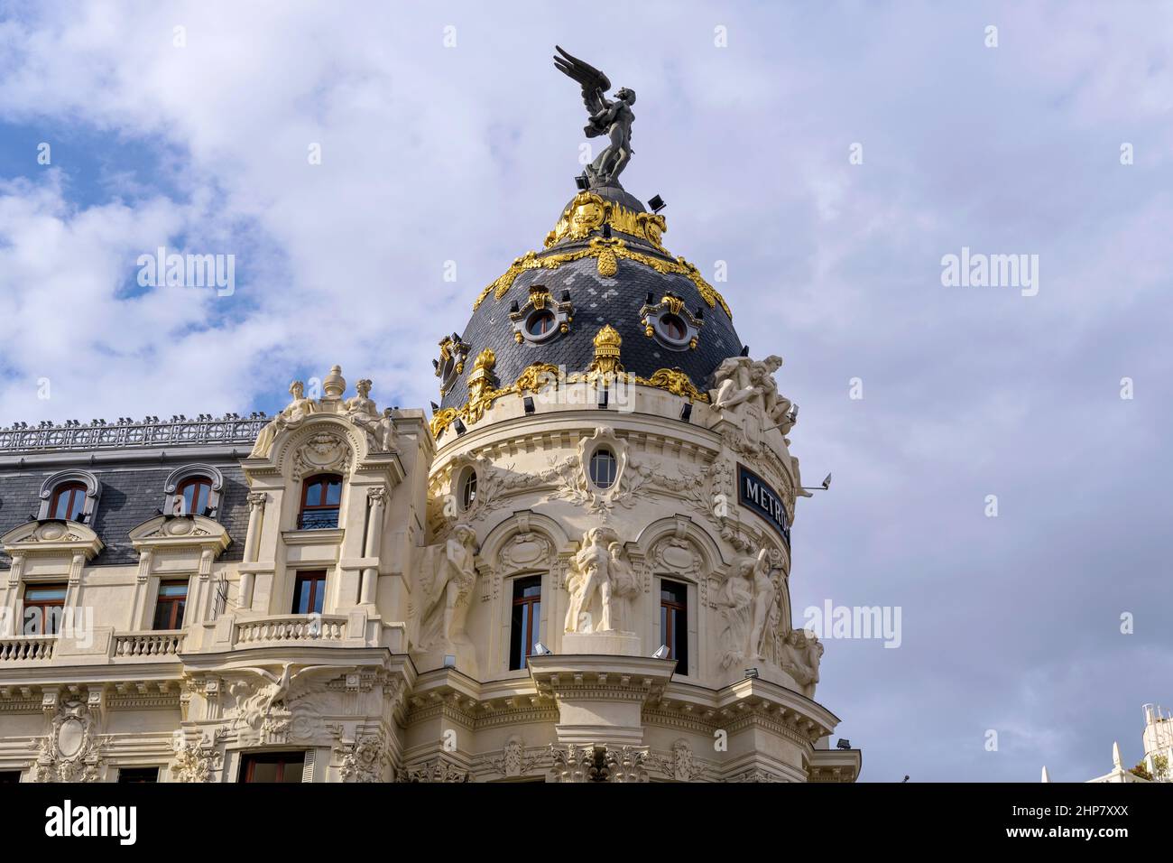 Metropolis Building - Herbstabend auf dem Metropolis Building, einem berühmten Wahrzeichen und Wahrzeichen der Stadt Madrid, Spanien, scheint das Sonnenlicht. Stockfoto
