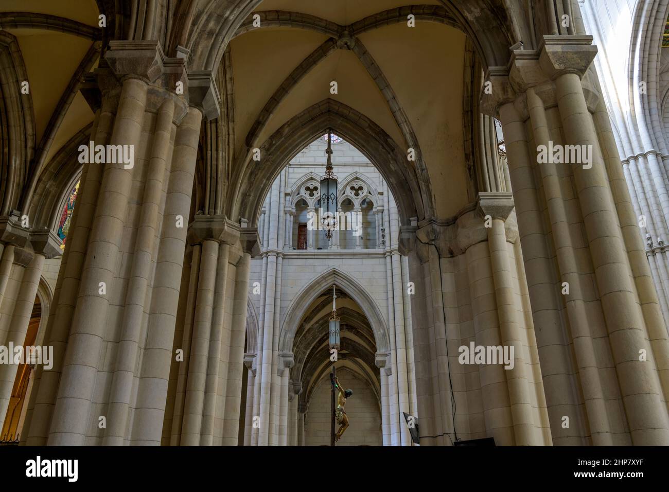 Almudena-Kathedrale - Ein Weitwinkel-Innenansicht der Almudena-Kathedrale, Blick von ambulant in Richtung Heiligtum, an einem sonnigen Nachmittag, Madrid, Spanien. Stockfoto