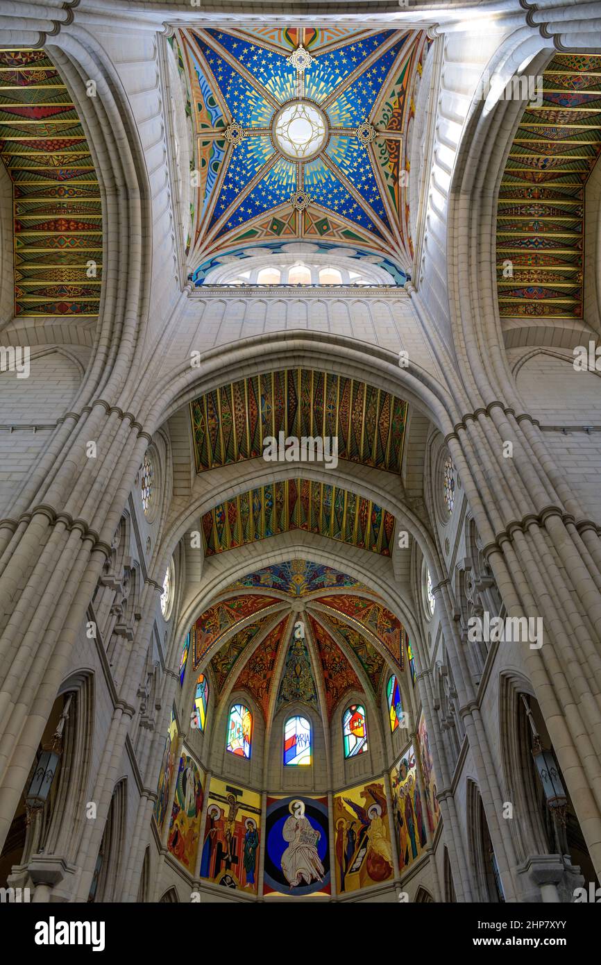 Almudena-Kathedrale - Vertikale Innenansicht der quadratischen Kuppel und des farbenfrohen Deckengewölbes über dem Hauptaltar der Almudena-Kathedrale, Madrid, Spanien. Stockfoto