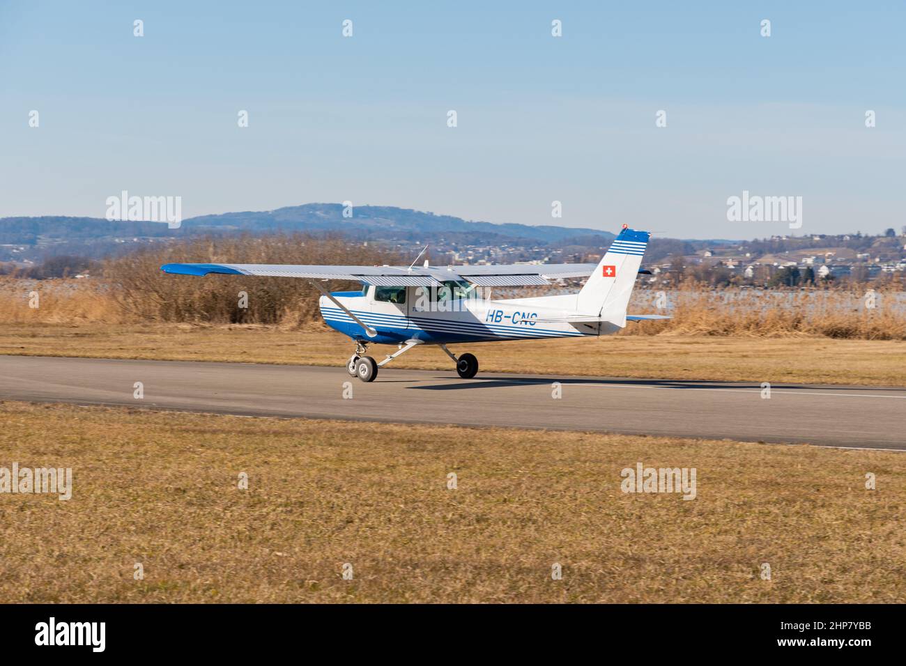 Wangen-Lachen, Schweiz, 13. Februar 2022 das Propellerflugzeug Cessna F152 rollt auf einem kleinen Flugplatz Stockfoto