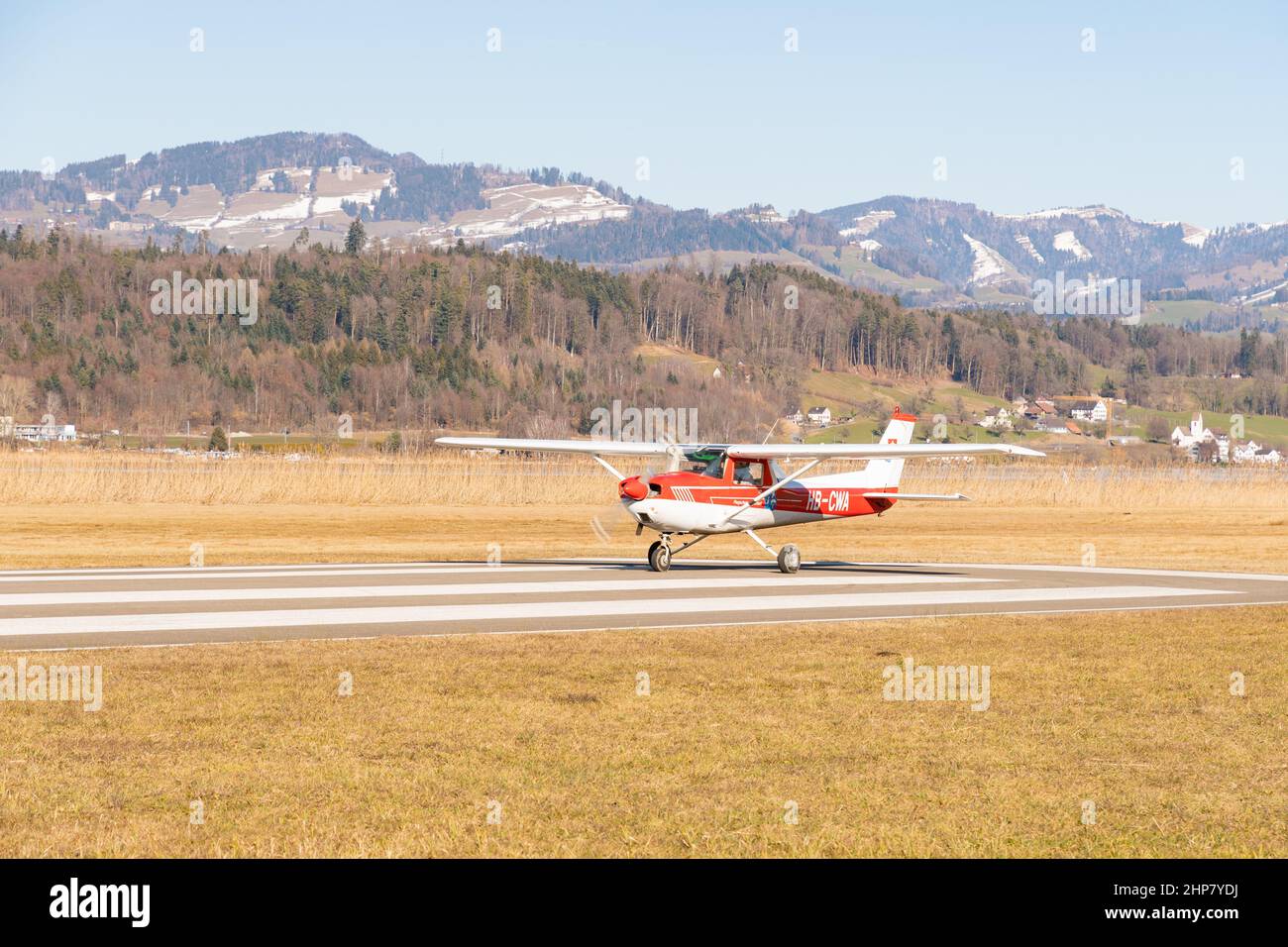 Wangen-Lachen, Schweiz, 13. Februar 2022 Cessna 150L Aerobat in Startposition auf einem kleinen Flugplatz Stockfoto