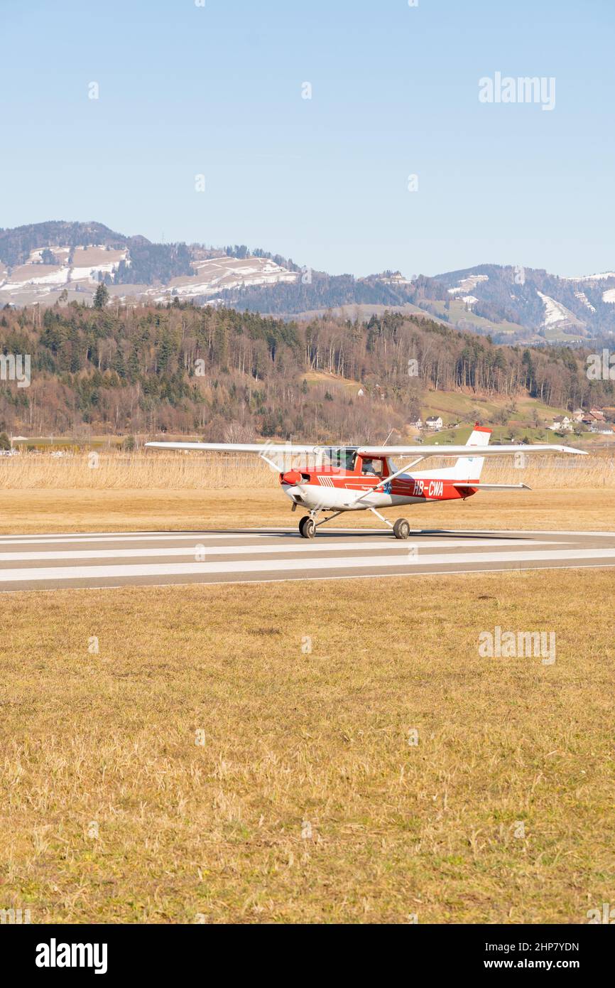 Wangen-Lachen, Schweiz, 13. Februar 2022 Cessna 150L Aerobat in Startposition auf einem kleinen Flugplatz Stockfoto