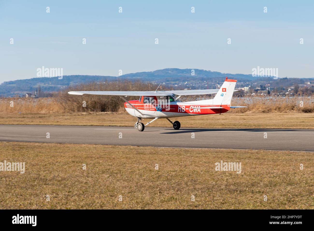 Wangen-Lachen, Schweiz, 13. Februar 2022 Cessna 150L Aerobat in Startposition auf einem kleinen Flugplatz Stockfoto