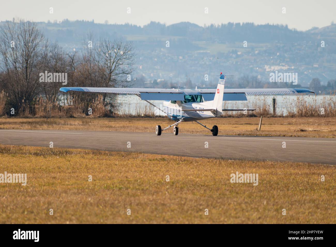 Wangen-Lachen, Schweiz, 13. Februar 2022 das Propellerflugzeug Cessna F152 rollt auf einem kleinen Flugplatz Stockfoto