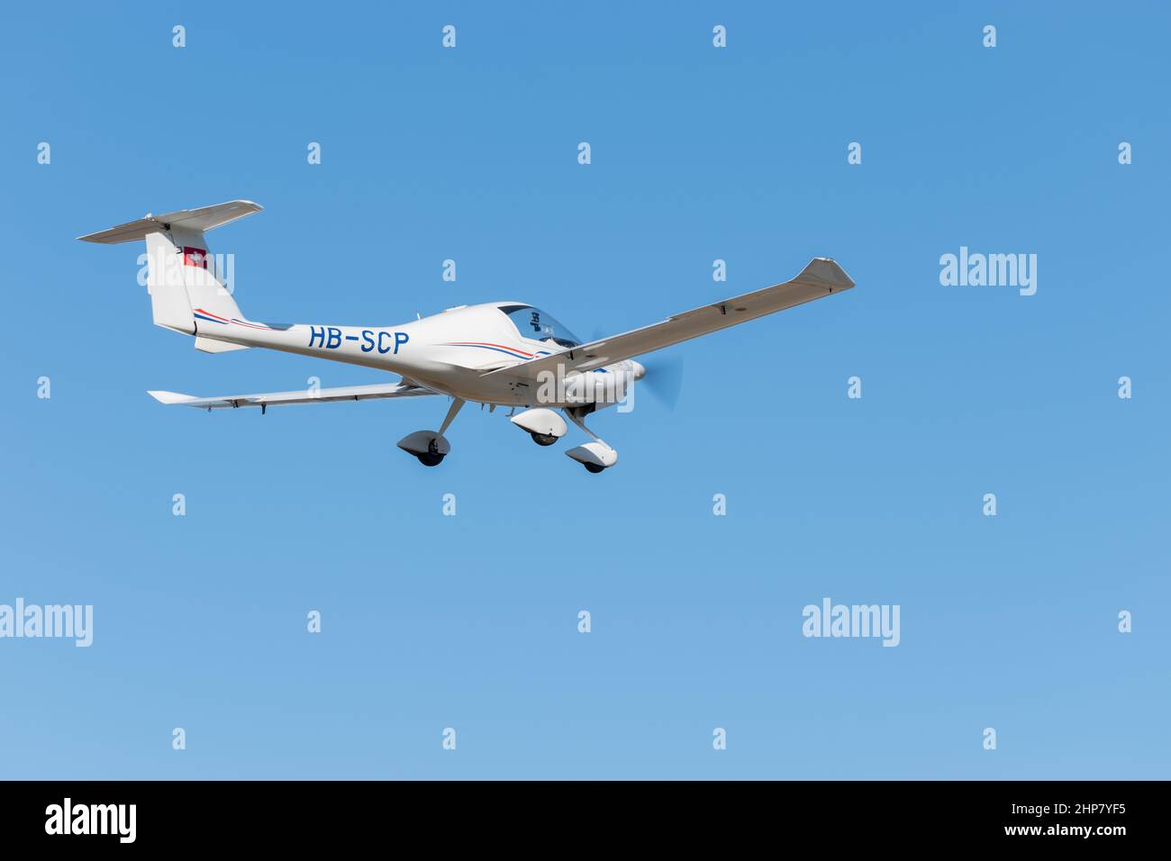 Wangen-Lachen, Schweiz, 13. Februar 2022 Katana DV-20 Propellerflugzeug am blauen Himmel Stockfoto