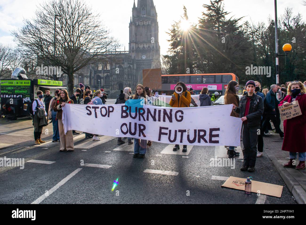 BRISTOL, ENGLAND- 15. Januar 2022: Umweltaktivisten nehmen an einem Jugendklimaanlauer Teil Stockfoto