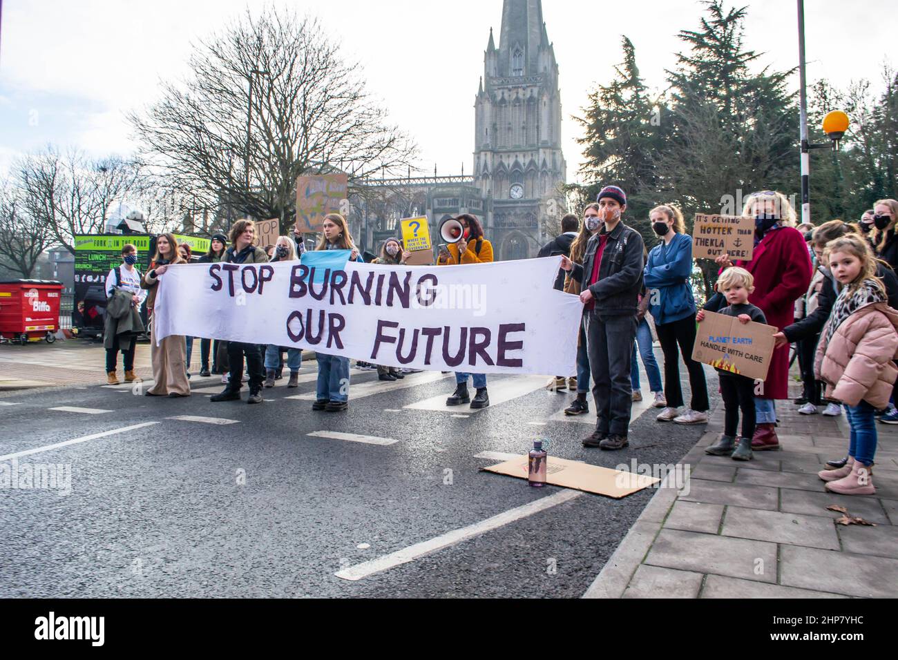 BRISTOL, ENGLAND- 15. Januar 2022: Umweltaktivisten blockieren während eines Jugendklimarahmenlaubs eine Straße Stockfoto