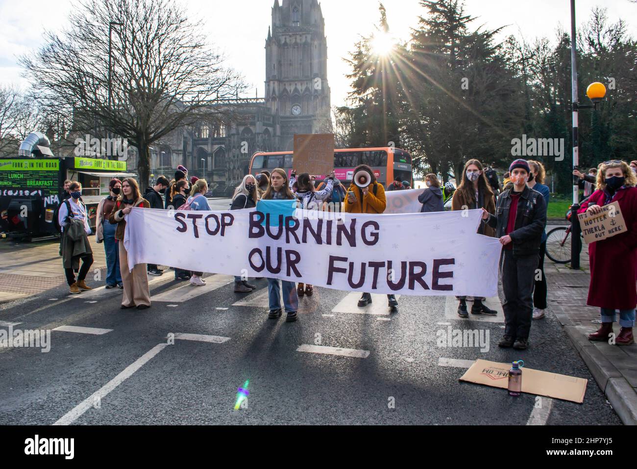 BRISTOL, ENGLAND- 15. Januar 2022: Umweltaktivisten blockieren während eines Jugendklimarahmenlaubs eine Straße Stockfoto
