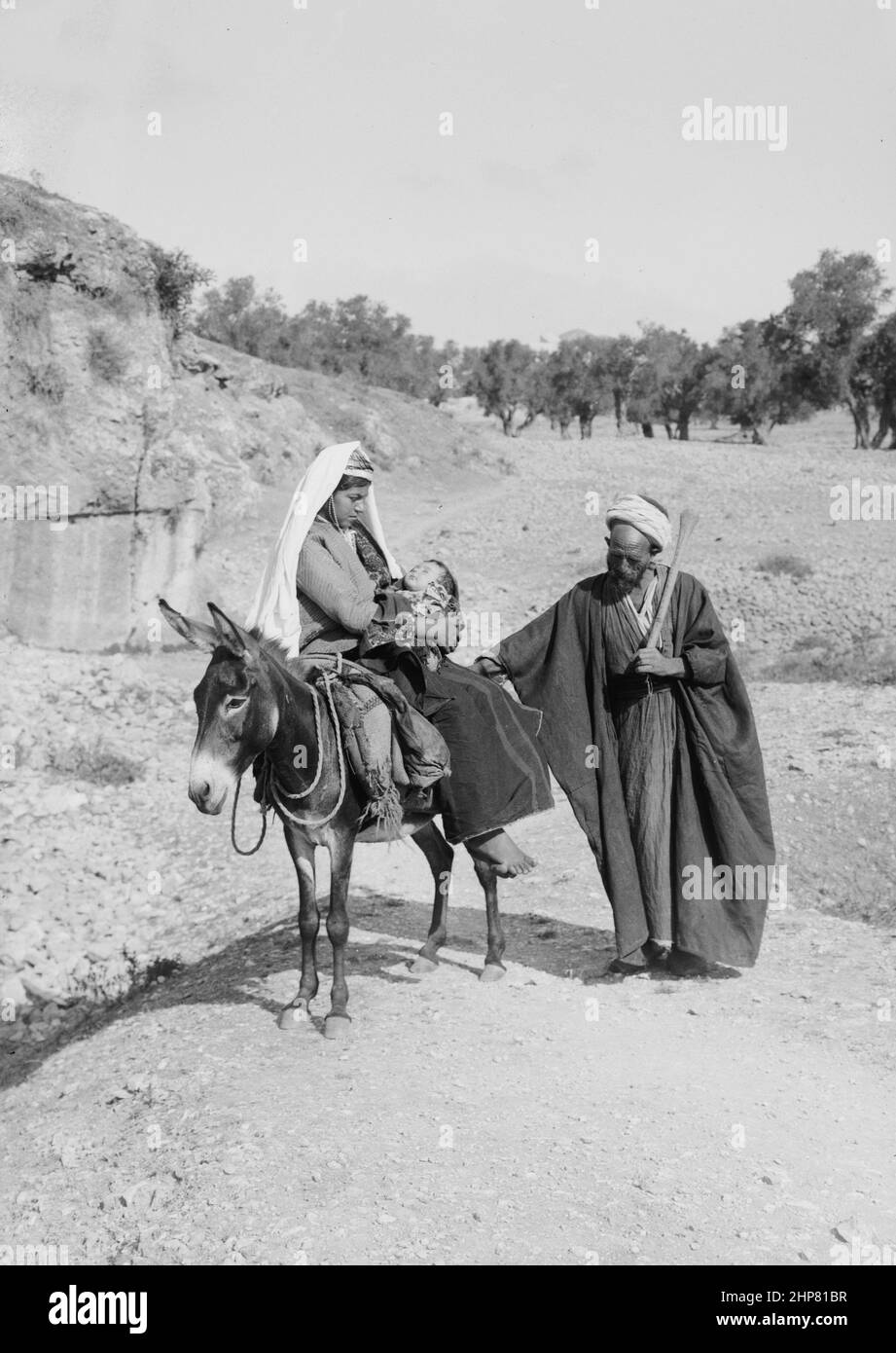 Geschichte des Nahen Ostens: Familie des Nahen Ostens, Mutter und Kind auf einem Esel, Vater, der zwischen 1898 und 1946 an der Seite ging Stockfoto