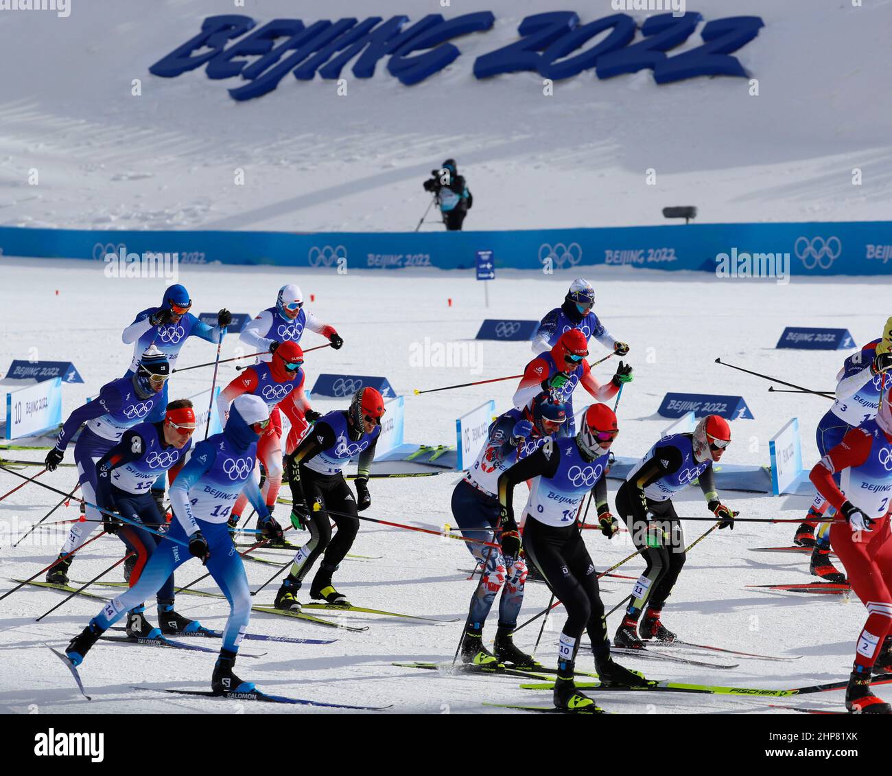 19. Februar 2022, Peking, Hebei, China: Massenstart der Männer-Langlaufski 50km Freestyle während der Olympischen Winterspiele 2022 in Peking im Zhangjiakou Langlaufzentrum. (Bild: © David G. McIntyre/ZUMA Press Wire) Stockfoto