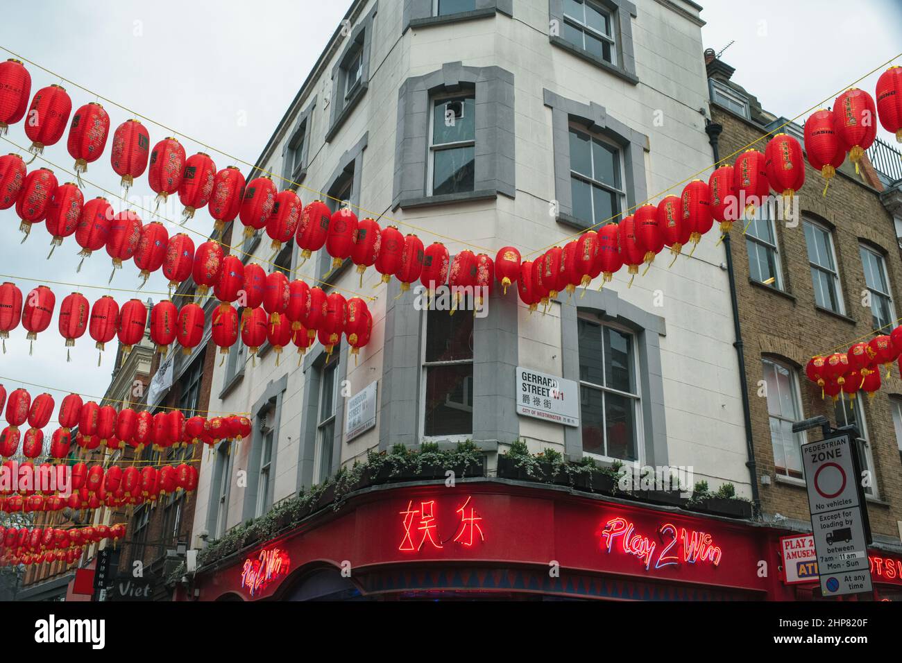 Chinesische Laternen in der Gerrard Street, Londons Chinatown, feiern das chinesische Neujahr Stockfoto