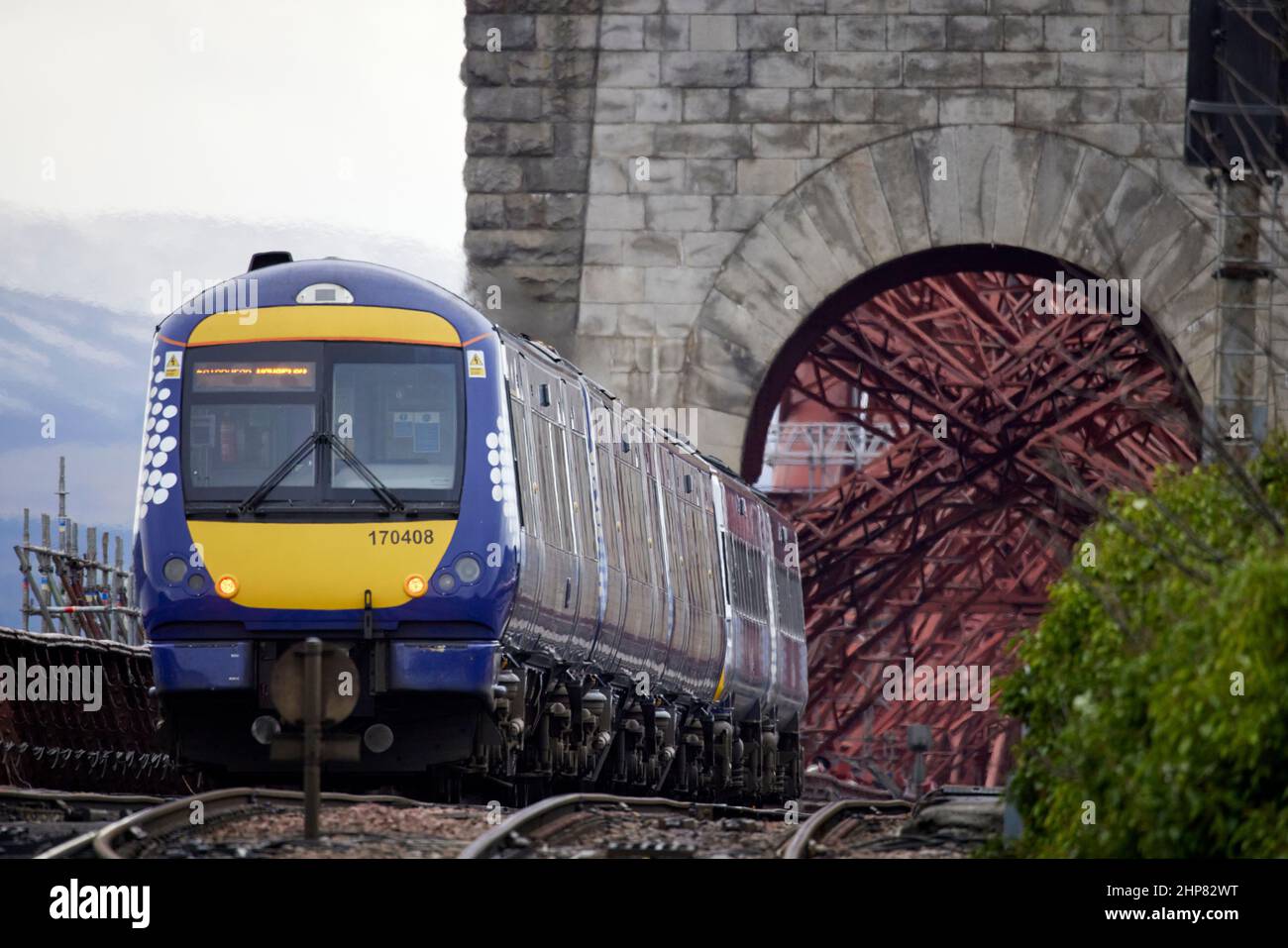 Der Zug der ScotRail-Klasse 170, der sich der Forth Bridge näherte, fuhr vom Bahnhof North Queensferry ab Stockfoto