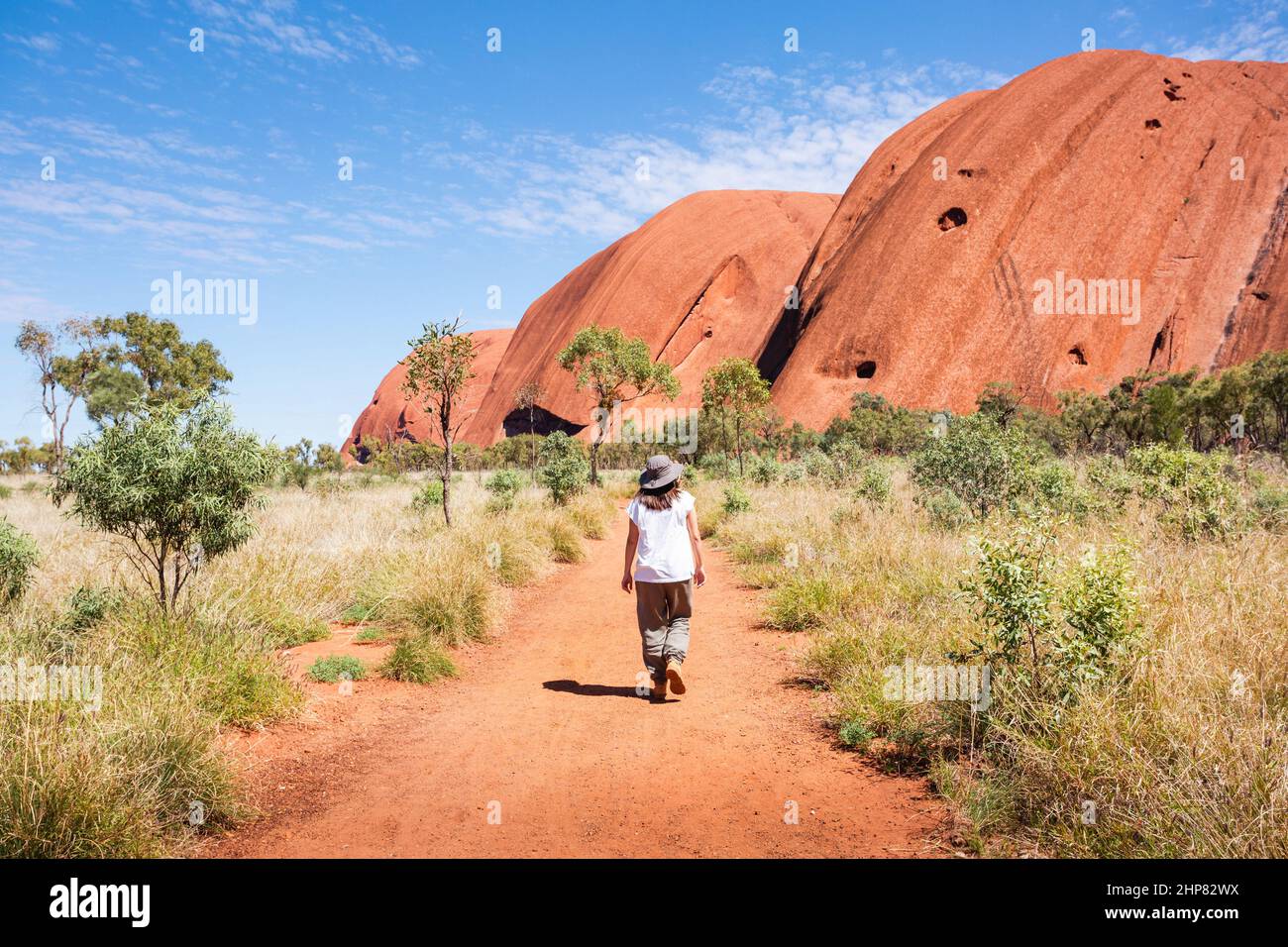 Australien, 22. September 2016: Frau, die im roten Zentrum läuft, Uluru, Northern Territory Stockfoto
