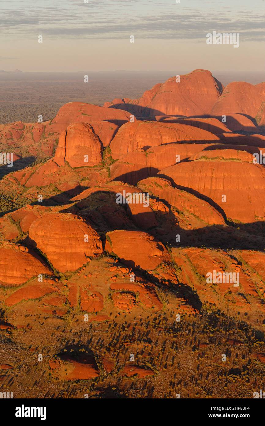 AUSTRALIEN,22. September 2016:Kata Tjuta bei Sonnenaufgang von oben, Northern Territory Stockfoto