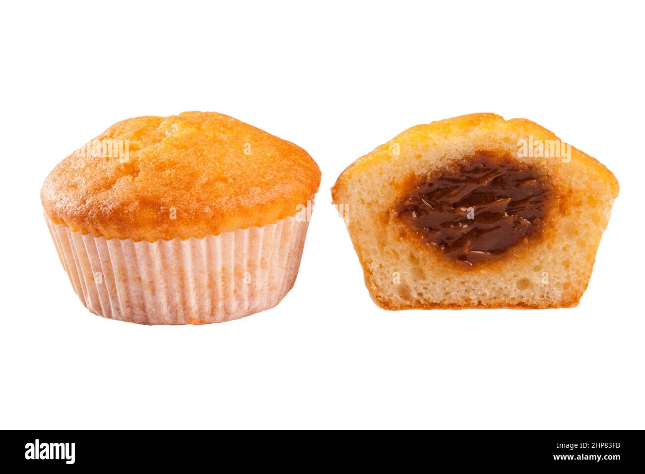 Frisch gebackene Muffins mit Karamellfüllung isoliert auf weißem Hintergrund Stockfoto