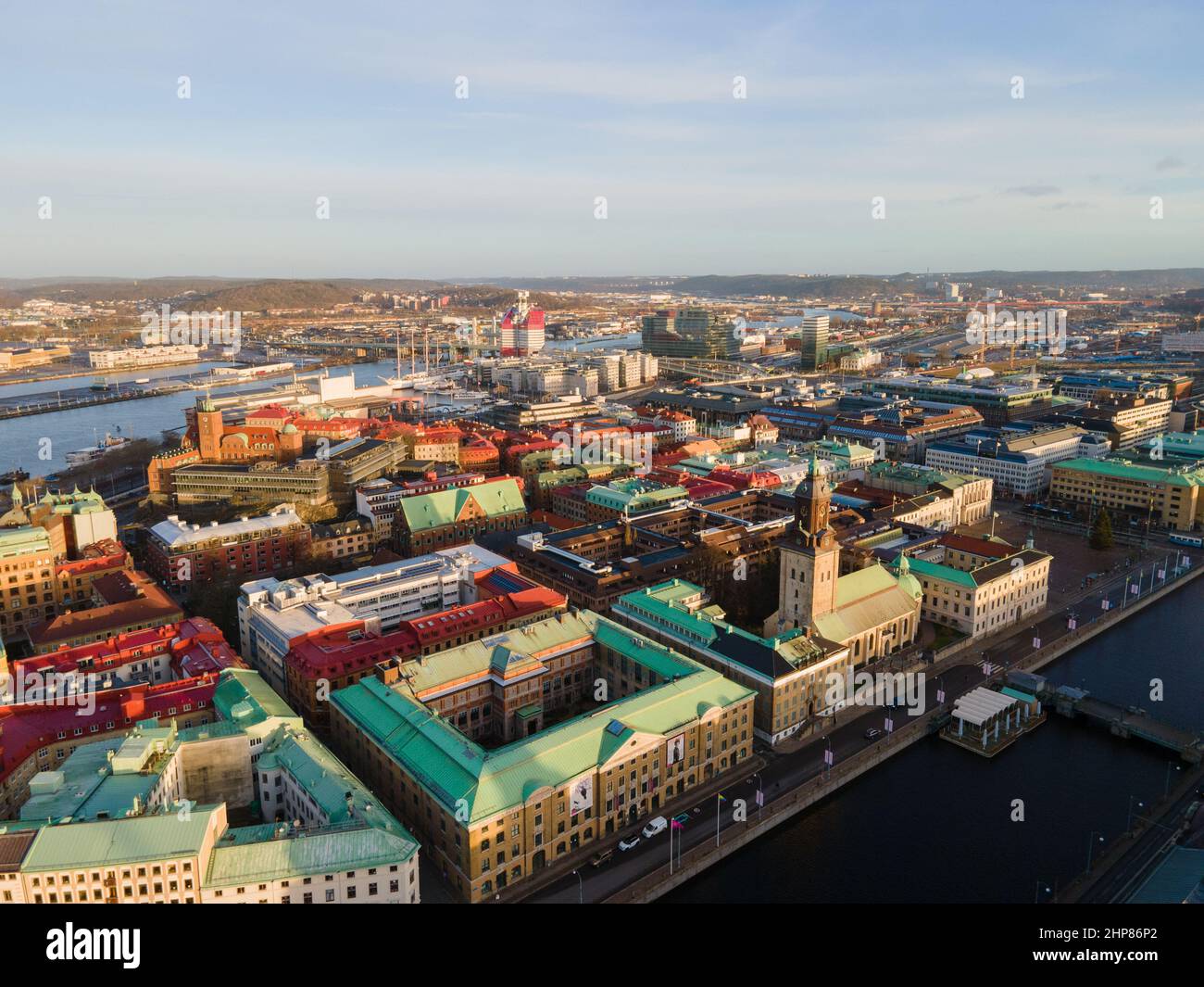 Göteborg, Schweden. Blick von oben auf die Christina-Kirche (Tyska-Kirche) im Herzen von Göteborg, in der Nähe des Gustav Adolfs Torg Platzes Stockfoto