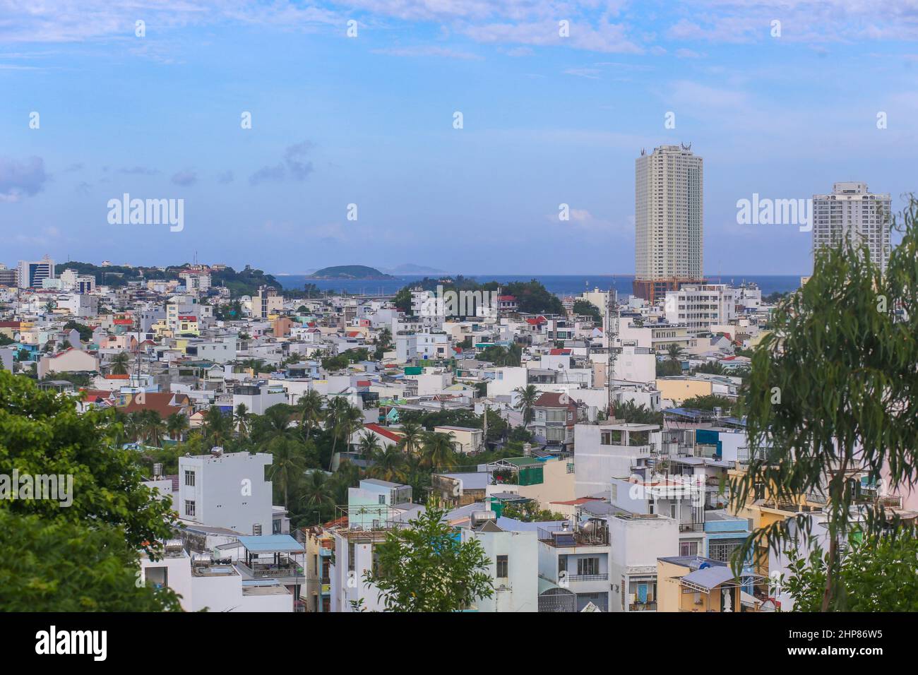 Luftaufnahme von Häusern mit dem Hintergrund der Berge in der Nha Trang Bay, Provinz Khanh Hoa Stockfoto