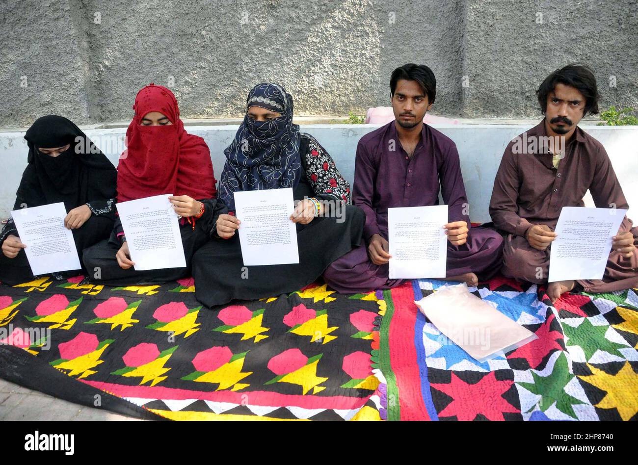 Die Bewohner von Kotri veranstalten am Samstag, dem 19. Februar 2022, im Hyderabad-Presseclub eine Protestdemonstration gegen die hohe Händigkeit einflussreicher Menschen. Stockfoto