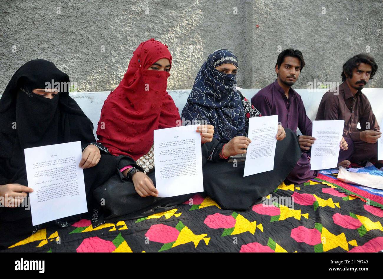 Die Bewohner von Kotri veranstalten am Samstag, dem 19. Februar 2022, im Hyderabad-Presseclub eine Protestdemonstration gegen die hohe Händigkeit einflussreicher Menschen. Stockfoto