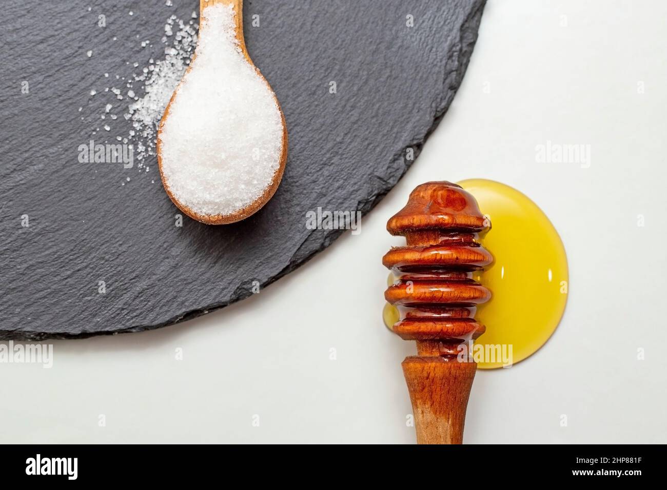 Zucker gegen Honig, Yin und Yang Lebensmittelkonzept Stockfoto