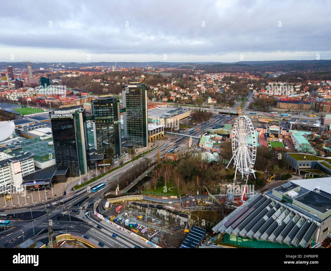 Göteborg, Schweden: Luftaufnahme aus dem Liseberg Park der Gothia Towers, einem der größten Hotels in den nordischen Ländern. Tageslicht, wolkig. Stockfoto