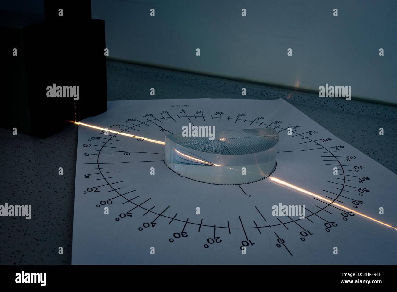 Messung des Lichtbrechens in einem Glasstück. Optisches Experiment im Physikunterricht. Stockfoto