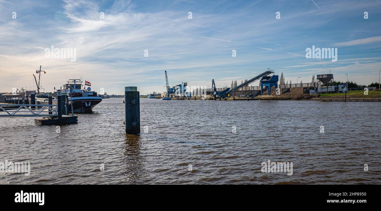 Panorama der Zementindustrie entlang des Flusses Hollandsche IJssel in Gouda, Niederlande Stockfoto