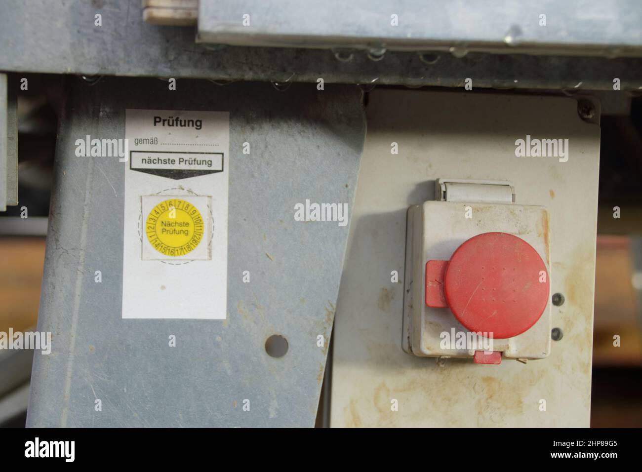 Prüfstempel und Not-aus-Schalter an einer elektrischen Maschine Stockfoto
