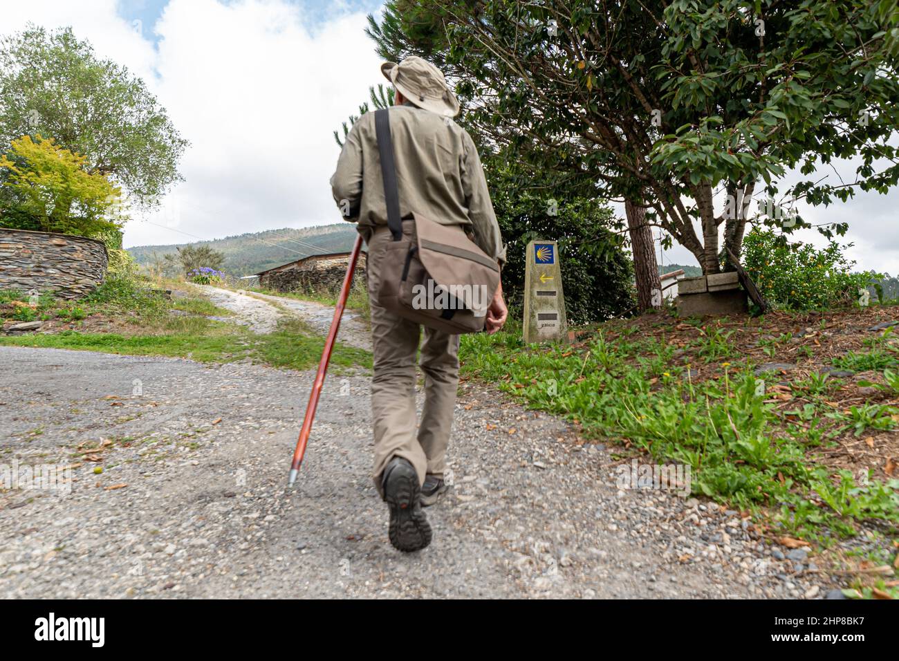 Camino de Santiago, Muschelmarke für Pilger zur Kathedrale von Compostela, Galizien, Spanien - Cammino (Caminata de Santiago) Pilger mit Rucksack Wanderungen auf der Alon Stockfoto