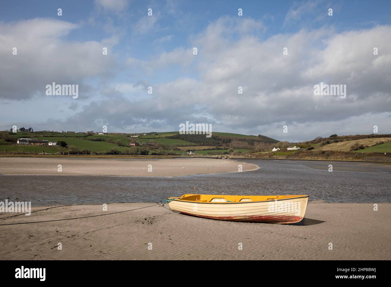 Coolmain, Cork, Irland. 19th. Februar 2022. Bei Ebbe am Strand in Coolmain, Co. Cork, Irland, wurde ein Flügelboot festgebunden. - Credit; David Creedon / Alamy Live News Stockfoto